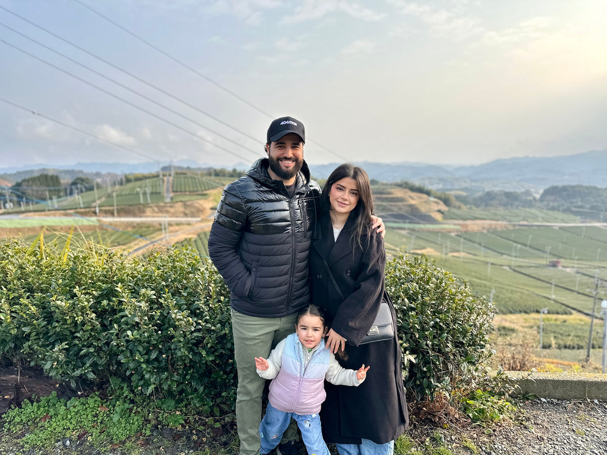 Nour, Youcef et leur fille dans un jardin de thé